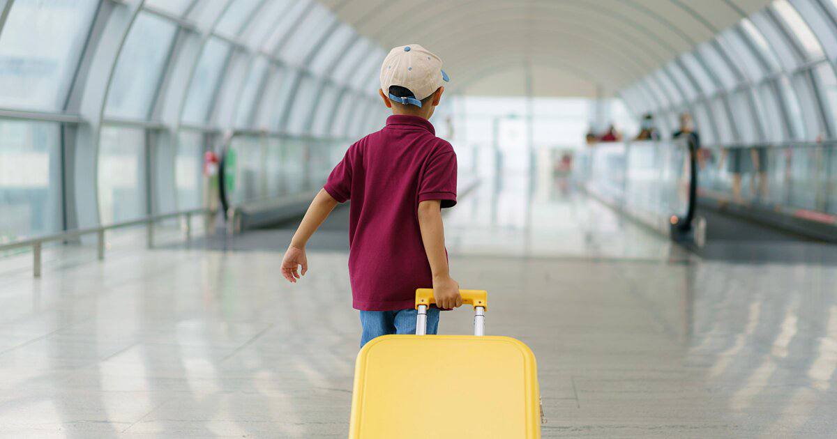 Въезд и выезд из России для детей будет возможен только по загранпаспорту с 2026 года С 20 января 2026 года начнут действовать новые правила пересечения государственной границы РФ несовершеннолетними россиянами сообщили в миграционной службе МВД Ранее въехать в страну можно было по свидетельству о рождении НАШИ РЕСУРСЫ Telegram Tik tok YouTube RUTUBE