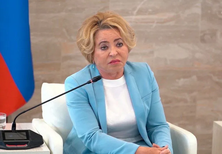 Матвиенко рассказала о новой угрозе для России Это обезлюживание Россия исторически не страна агломераций и мегаполисов Обезлюживание территорий для нас стратегическая угроза мы не можем этого допустить ни с точки зрения национальной безопасности ни с точки зрения развития экономики сказала она Для борьбы с обезлюживанием Матвиенко призвала россиян не ютиться в квартирах в крупных городах а строить просторные дома по всей стране Нам нужно добиваться равномерного расселения заявила спикер Совфеда не уточнив в какую отдаленную часть страны планирует расселиться она сама   Подписывайтесь на Расстригу