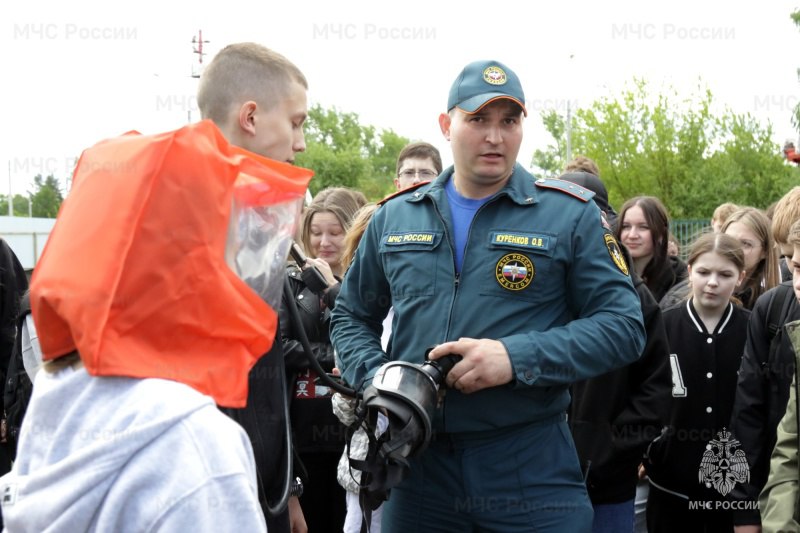 Щекинские спасатели показали школьникам, какая техника и инвентарь помогает им бороться с огнем и спасать жизни В целях воспитания культуры безопасного поведения среди молодежи на базе щекинской 31 пожарно-спасательной части в рамках экскурсии для подрастающего поколения состоялся «Урок безопасности» с сотрудниками МЧС России. Специалисты чрезвычайного ведомства в увлекательный и познавательный форме рассказали и показали всем присутствующим, на что способно пожарно-техническое вооружение и стоящая на вооружении техника МЧС России. Дети с интересом примеряли боевую одежду пожарного, испытали на себе средства индивидуальной защиты, которые спасатели применяют при работе в условиях сильного задымления, а также узнали много нового про беспилотные системы. Вместе с этим огнеборцы продемонстрировали воспитанникам школы, как происходит ликвидация последствий дорожно-транспортного происшествия. МЧС Тульской области подписаться