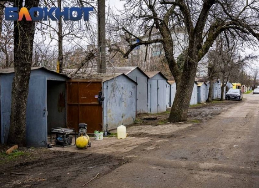 Краснодар избавится от десятков гаражей фонтана и летнего кафе Администрация города опубликовала постановление о демонтаже самовольно размещённых временных конструкций Речь идёт о гаражах шлагбаумах заборах воротах вагонах бытовках навесах беседках киосках бахчевых развалах и ангарах Также в список на снос попали силомеры удара посты охраны фонтан детская площадка комплекс летнего кафе Блокнот Краснодар в МАХ подпишись