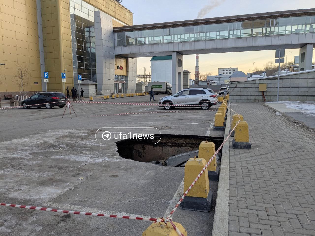 Обвал у ЖД вокзала в Минтрансе назвали подвижкой грунта.   Сейчас дыра огорожена. В диаметре она не более двух метров. Остальные парковочные места открыты. Только пару соседних тоже обтянули заградительной лентой.    Инсайдер Башкортостан   Написать нам