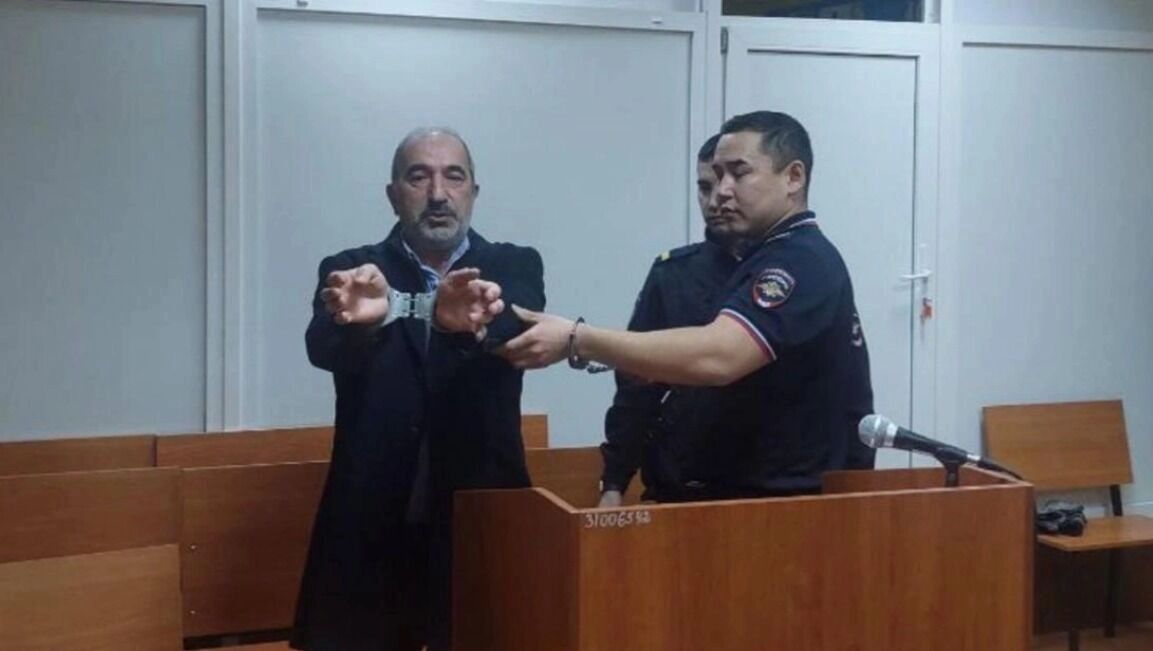 Стало известно в чем именно обвиняют оренбургского чиновника Наби Османова Главу Нежинского сельсовета обвиняют в растрате вверенного имущества По данным следствия с декабря 2023 по декабрь 2024 год Османов заправлял используя топливные карточки закрепленные за сельсоветом свою машину и автомобили близких родственников Porsche Cayenne Volkswagen Tiguan и Lada Niva Так и утекло 640 литров топлива Уголовное дело передано в суд Наби Османов находится в СИЗО orengorodovoy теперь и в МАХ