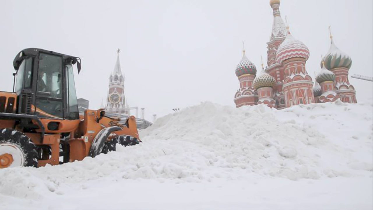 Москву продолжает засыпать снегом: сугробы выросли до 26 сантиметров  Синоптики назвали их «январскими». В течение ближайших 36 часов снегопады продолжатся, снежный слой вырастет ещё на несколько сантиметров.