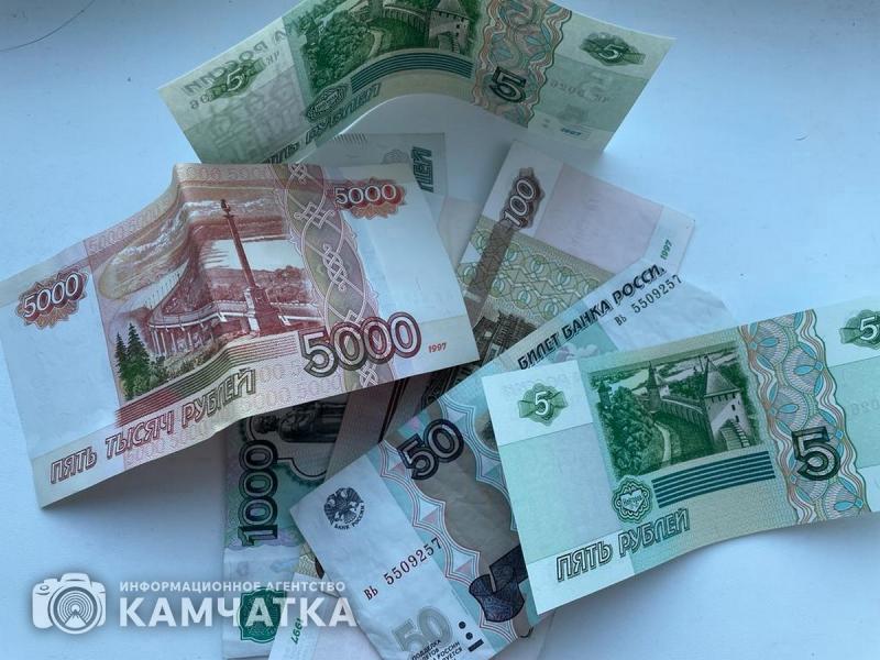 Камчатский водитель получил три года колонии за попытку дать взятку гаишнику Как установил суд в декабре прошлого года в Усть Большерецком районе автомобиль под управлением обвиняемого был остановлен сотрудниками Госавтоинспекции После проверки на состояние опьянения на водителя составили административный протокол Спустя несколько дней фигурант желая избежать наказания предложил начальнику ОГИБДД МО МВД Усть Большерецкий 100 000 рублей за уничтожение составленных материалов Однако сотрудник полиции отказался брать взятку и предпринял меры для фиксации преступления Петропавловск Камчатский городской суд признал мужчину виновным в даче взятки должностному лицу Помимо лишения свободы осужденному предстоит выплатить штраф в размере 1 миллиона рублей Деньги которые предназначались в качестве взятки конфискованы в доход государства Подписаться Прислать Чат