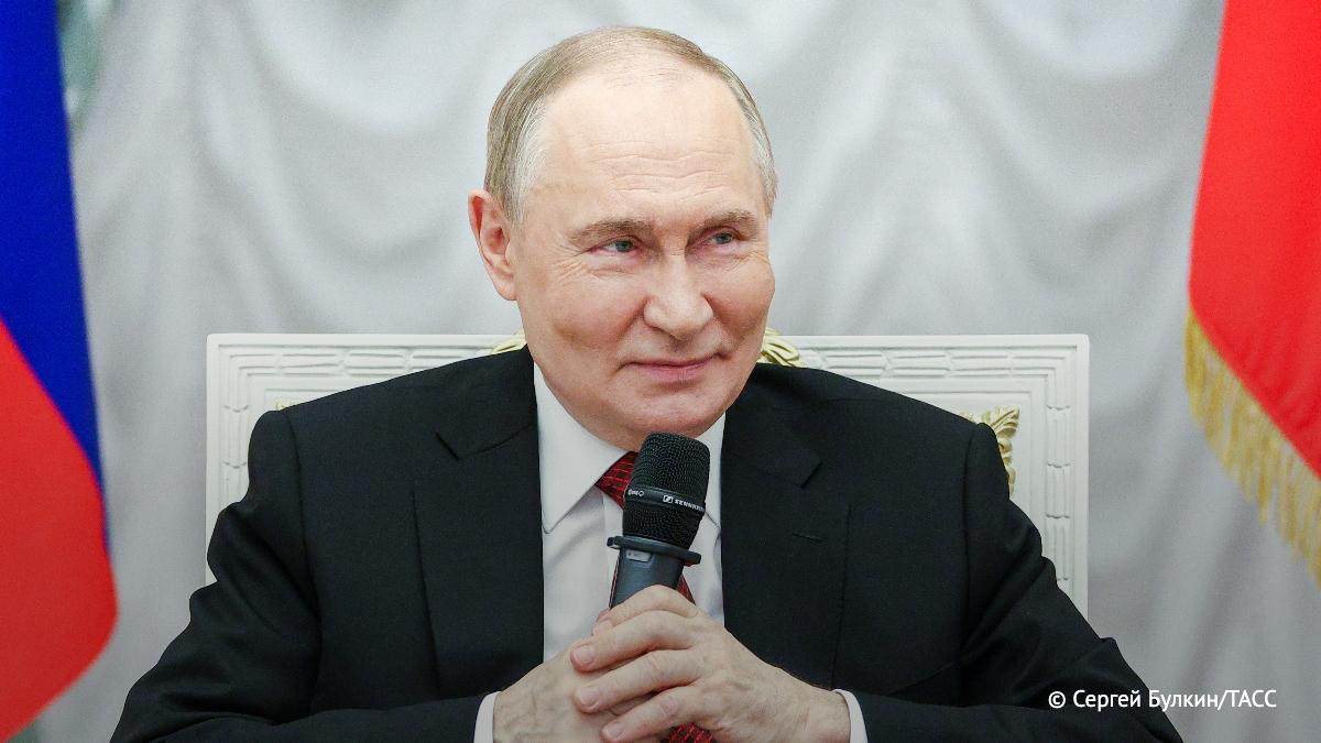 Путин ежегодно проходит чекап, причем посвящает этому сразу два дня. На встрече с Героями Труда он рассказал, что несколько лет назад у него ухудшилось зрение, но он не стал носить очки, чтобы не привыкать, — и теперь хорошо видит. Кадры беседы опубликовал Зарубин. #Россия #Z #Зеленский #украина #победаzaнами #BarguZin24 БаргуZин Vk YouTube TikTok X