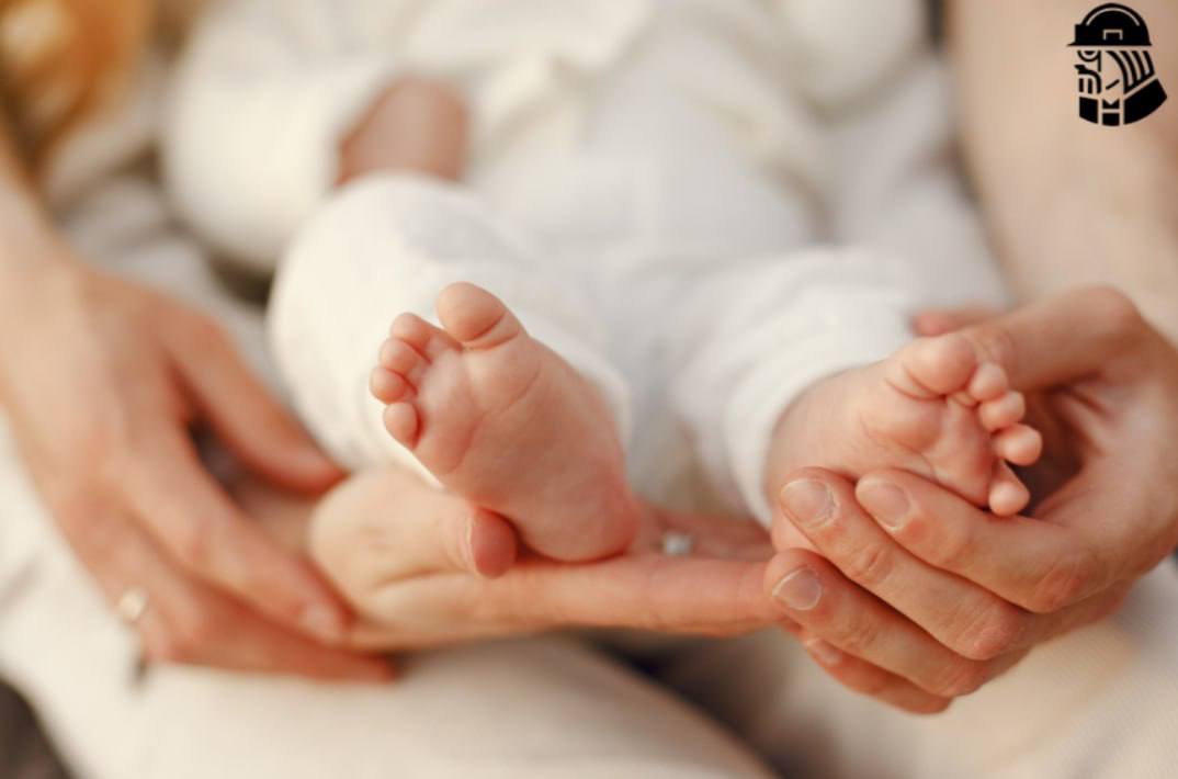 Выплату на рождение ребенка в России повысят с 1 февраля 2026 года Новый размер единовременного пособия при рождении ребёнка утверждён в бюджете Социального фонда России С 1 февраля 2026 года выплата составит 28 773 рубля Изменения коснутся родителей чьи дети родятся начиная с этой даты Согласно документу в 2028 году сумма пособия вырастет ещё больше и достигнет 31 тыс рублей kvadratnymaster