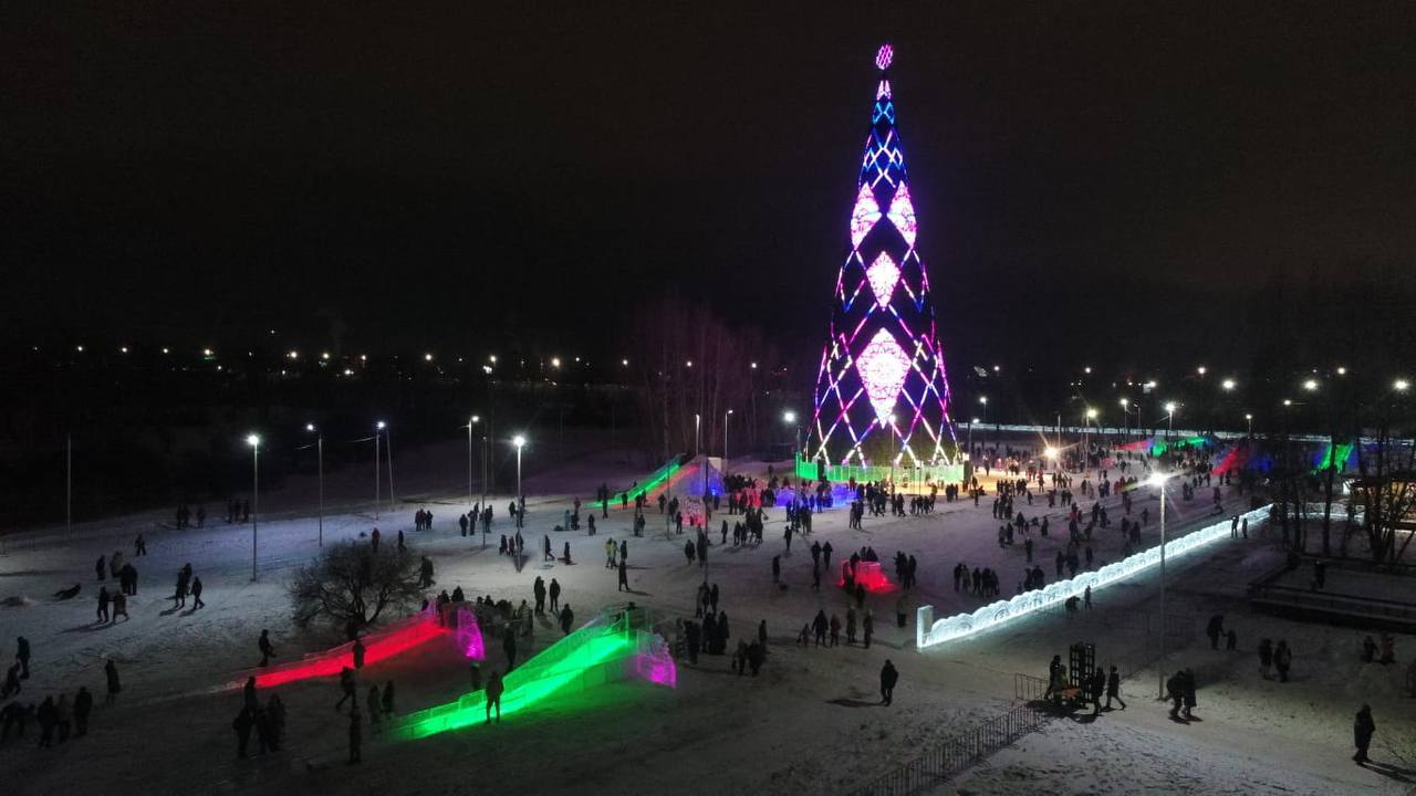 Почти 40 млн рублей собираются потратить в этом году на городские новогодние елки в Красноярске В Красноярске объявили тендер на установку главной городской елки на острове Татышев Начальная цена 16 9 млн рублей Согласно документам на острове должна появиться 55 метровая елка украшенная иллюминацией Установить елку должны до 22 декабря Уберут сооружение к 10 марта Также украшенные елки появятся в семи районах города в скверах им Свердлова Серебряном Чернышевского и Энтузиастов у ДК 1 Мая в парке им Гагарина и в Каменном городке Начальная цена тендера 22 млн Это Борус Люди