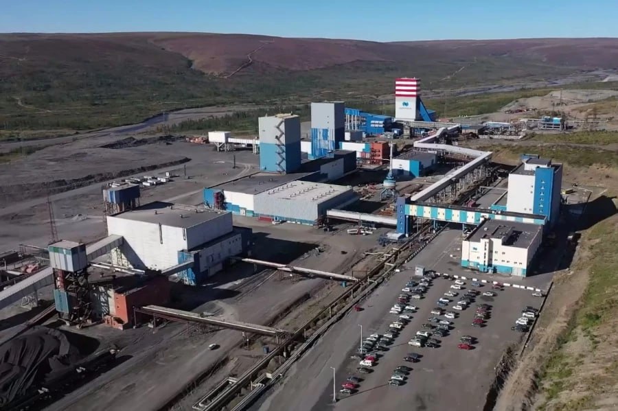 Норникель начал строить новый горизонт на самой глубокой шахте Евразии Задача шахты Глубокая рудника Скалистый отработка глубоких залежей богатых и медистых руд северных флангов Октябрьского месторождения Новый горизонт расположен на глубине 1 756 м Сейчас идет возведение околоствольного двора Это один из ключевых этапов развития шахты которая в перспективе будет давать до 2 2 млн т руды в год На стройке трудятся около 140 специалистов подрядных организаций а общее число будущих рабочих мест может превысить 3000 В 2026 2027 гг начнется строительство горизонтов 1 610 и 1 550 Это позволит вести разработку шахты глубже и эффективнее Подробнее Подпишись на MASHNEWS