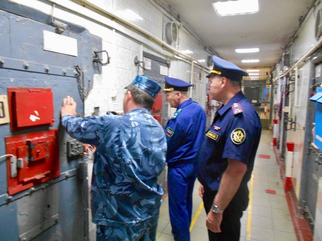 Заместитель прокурора Хабаровского края проверил условия содержания осужденных в ФКУ ИК-12 и 13 УФСИН России по краю Осмотрены жилые отряды для содержания заключенных, коммунально-бытовые объекты учреждений, штрафные изоляторы и производственные мастерские. Заместителем прокурора края дана оценка материально-бытовому обеспечению осужденных, соблюдению режима, законодательства при привлечении осужденных к труду, об административном надзоре и пробации, а также работе по профилактике правонарушений в исправительных колониях. В ходе проверки выявлены нарушения уголовно-исполнительного законодательства. Заместителем прокурора края приняты меры к незамедлительному устранению нарушений закона, которые доведены до руководства УФСИН края.