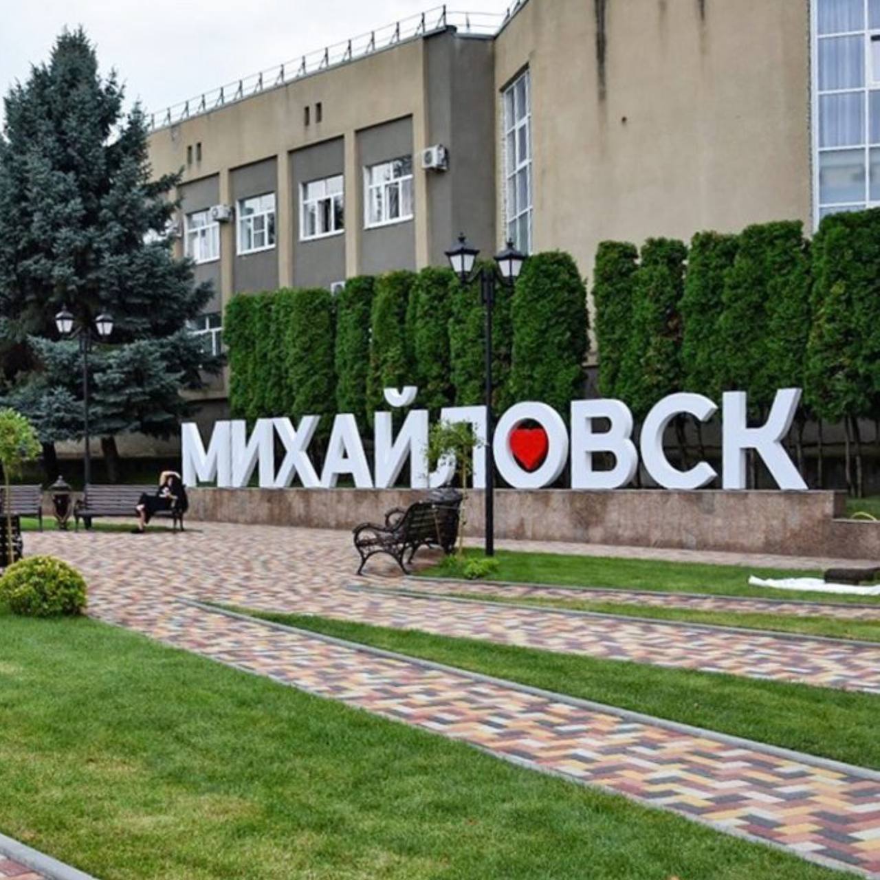 На Ставрополье компания мужчин отрезала приятелю голову за то, что он назвал одного из них лохом…  Труп выкинули на обочине, кадры не для слабонервных опубликовали здесь
