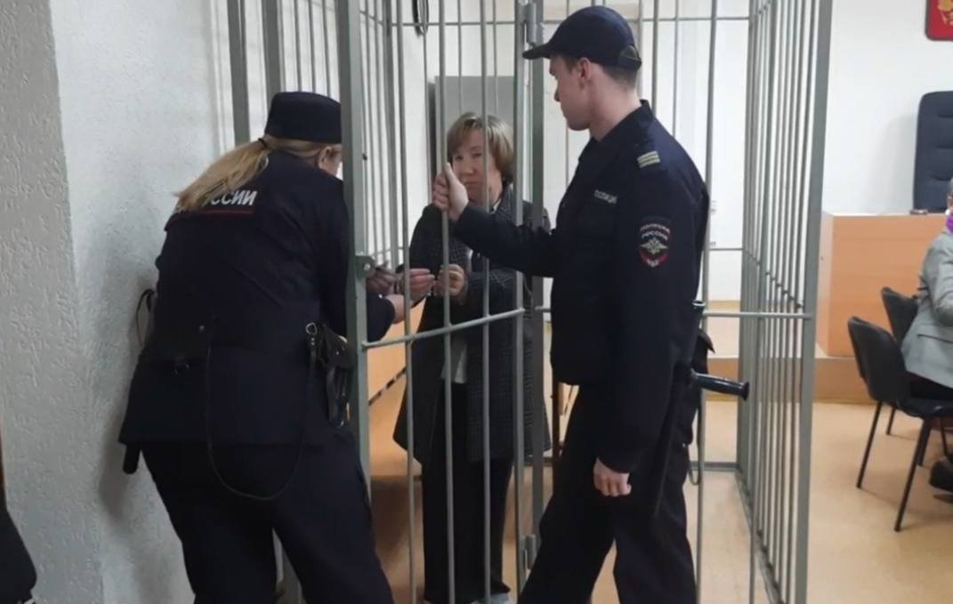 Суд отправил экс ректора ПсковГУ Наталью Ильину под домашний арест Псковский городской суд рассмотрел ходатайство органа следствия о смягчении меры пресечения бывшему ректору Псков ГУ Наталье Ильиной Об этом сообщили в объединенной пресс службе судов Псковской области Судом ходатайство удовлетворено мера пресечения в виде заключения под стражу изменена на домашний арест говорится в сообщении Напомним в апреле Наталье Ильиной было предъявлено обвинение по факту хищения денежных средств принадлежащих ПсковГУ Затем 26 сентября в ее отношении было возбуждено еще три уголовных дела по обстоятельствам получения денежных средств от сотрудников университета Фото ПАИ