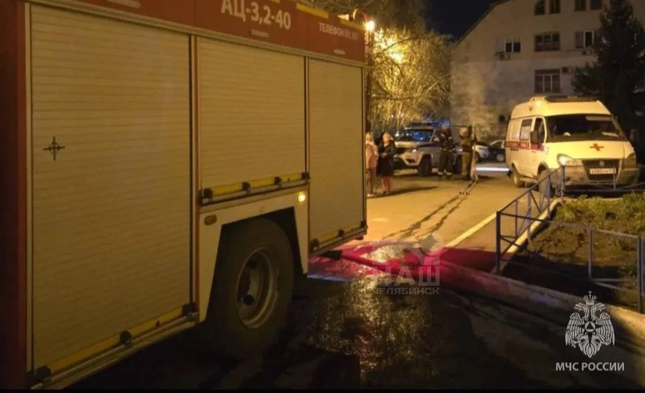 Два школьника пострадали в результате пожара в Челябинске В пятиэтажном доме на улице Образцова произошел пожар в квартире Площадь возгорания была небольшой но этого оказалось достаточно чтобы двое мальчиков находившихся дома надышались дымом В настоящее время их состояние оценивается как удовлетворительное Родителей не было дома в момент пожара Следователи проводят проверку