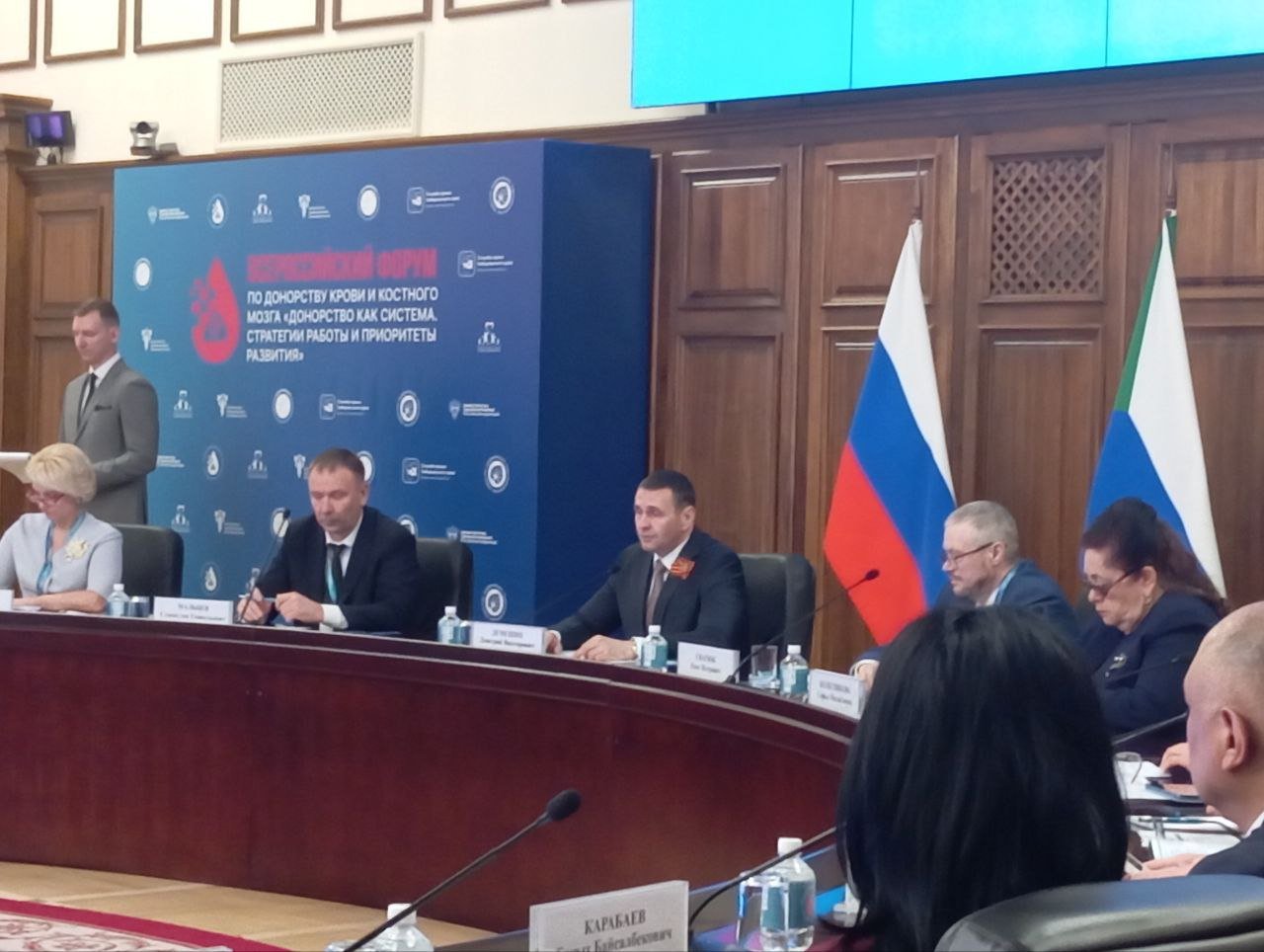Пленарное заседание форума открыл губернатор Хабаровского края Дмитрий Демешин отметил, что российская служба переливания крови идёт в ногу со временем, в результате чего всем жителям доступны компоненты крови. «У нас присутствует лучшее оборудование, которое мы пополняем ежегодно. Когда лично прихожу сдавать кровь, я вижу там и домохозяек, и студентов, и волонтёров. Мы делаем все для здоровья нашего общество. Делимся частичкой себя для спасения других жизней. Перед нами стоит задача - создать и развивать базу доноров костного мозга. Мы будем учиться на форуме друг у друга, чтобы донорство в крае развивалось», - подчеркнул губернатор. #ФорумДонорство AmurMedia Прислать новость