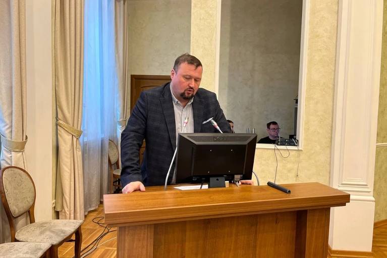 Протянул руку и упал Бывший начальник отдела администрации Выборгского района Петербурга умер от сердечного приступа в отпуске в Египте Об этом КП Петербург стало известно от осведомлённого источника Сейчас нынешние и бывшие коллеги мужчины собирают деньги для транспортировки тела в Северную столицу Вова отдыхал в Египте с женой дочкой и сыном Они купались в море В какой то момент ребёнок попросил отца подать ему руку чтобы выйти из воды Владимир протянул руку и упал Предварительно случился сердечный приступ Спасти его не смогли рассказал источник КП Петербург Читай нас в MAX Подпишись на Комсомольскую правду СПб