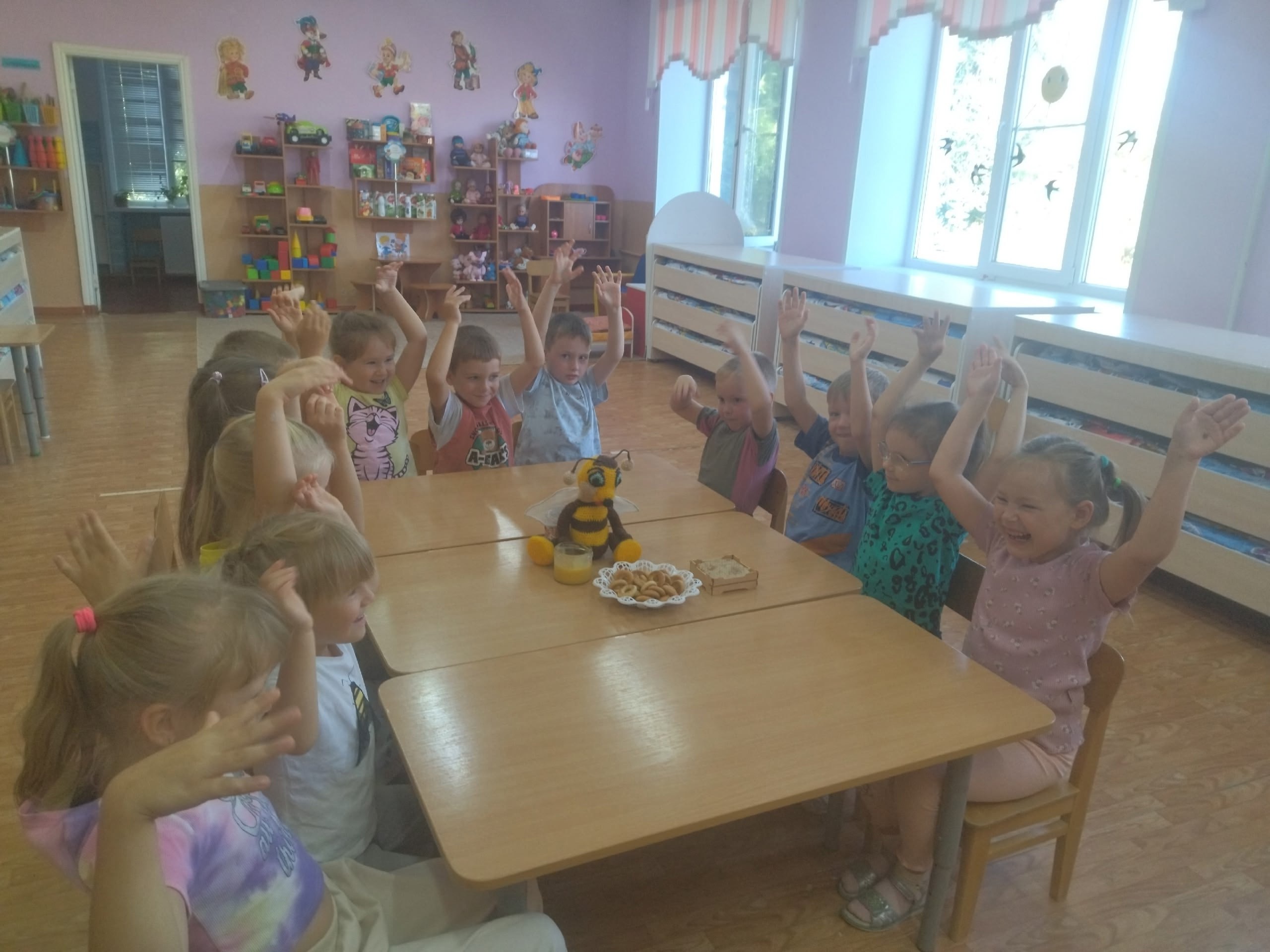 В Лебяжинском детском саду провели увлекательное занятие, посвящённое Медовому Спасу  отметили 14 августа   Дети не только узнали много интересного о народных приметах и традициях этого замечательного праздника. Они активно участвовали в веселых играх: "Передай пчелку", "Пчёлы и цветы"; разгадывали загадки о мёде и его полезных свойствах.  И конечно, не обошлось без сладкого в качестве завершения увлекательного общения, когда мальчишки и девчонки попробовали настоящего душистого мёда!   Благодаря мудрому подходу воспитателя дети в игровой форме получили новые знания и познакомились с народными традициями.   Фото образовательного учреждения