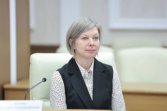 Новый детский омбудсмен запретила учителям прикасаться к нерадивым ученикам Новый уполномоченный по правам ребенка в Свердловской области Татьяна Титова выступила против физического наказания педагогами учеников хулиганящих на уроке Об этом пишет КП Екатеринбург По мнению Титовой учителя в этом случае не могут даже прикасаться к детям сообщает телеканал ОТВ Ни в каком возрасте нельзя проявлять физическое насилие в отношении ребенка Даже если ребенок ведет себя так что уже нет никаких сил заявила детский омбудсмен Татьяна Титова Один ребенок это воспримет совершенно нормально его взяли за руку и вывели Другой будет считать что учитель перешел границы индивидуального пространства потому что тактильность у каждого разная Она призывает воздействовать на срывающего урок ребенка словами с целью успокоить его объяснить в чем суть претензий учителя и дальнейшее разбирательство вести только в присутствии родителей uralweb ru