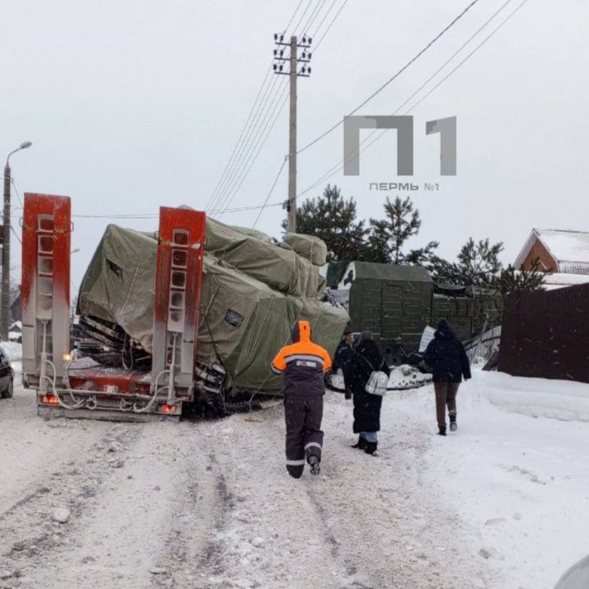 Военный тягач с танком протаранил забор дома на Гайвинской в Перми.  По словам очевидцев, танк, находившийся на платформе тягача, наклонился, но не упал. На месте работают полиция и ГАИ.   Предположительно, в ДТП участвовал вездеход-амфибия ДТ-10 «Витязь».    Подписаться   Прислать новость