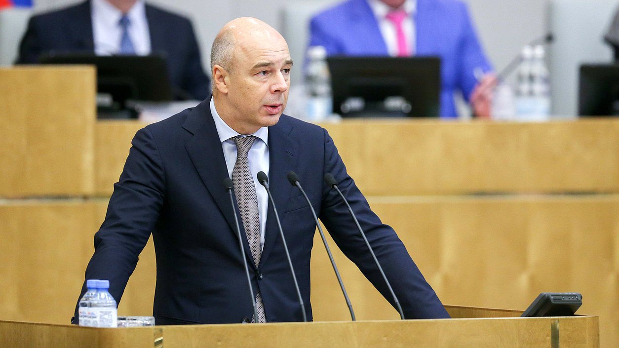 Минфин РФ может вернуться к пересмотру ставки налога на роскошь но не в текущем финансовом году заявил на заседании комитета Госдумы по бюджету и налогам министр финансов РФ Антон Силуанов Да это направление возможно к проработке но наверное не в этом финансовом году Больших денег не даст Поэтому в нашем текущем пакете мы эти предложения не включили сказал министр О чем он еще говорил  Минфин РФ рассматривал повышение ставки налога на прибыль для банков но принял решение не делать этого кредитным организациям нужен капитал в условиях высоких рисков а бюджет получит свое дивидендами  Цены на нефтепродукты возросли но задача правительства обеспечить снабжение регионов чтобы экономика и социальная часть не страдала  Проблемы с обеспечением топливного рынка России скоро будут решены  Дефицит бюджета РФ в 2026 году в 1 6 ВВП будет на безопасном уровне госдолг не превысит 20 ВВП  Использование средств ФНБ в 2025 году на покрытия дефицита бюджета не потребуется