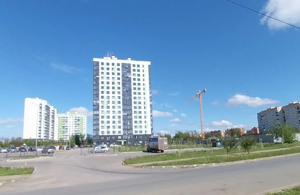 Брошенную стройку школы на Комфортной улице в Калуге хотят привести в порядок силами соседнего застройщика kaluganews ru fn 1863489 html Строительство школы в Калуге заморожено из за судебных разбирательств и уголовного дела между заказчиком и подрядчиком Власти намерены временно привести площадку в порядок восстановив ограждение Прислать новость Подписаться Читайте нас в MAX
