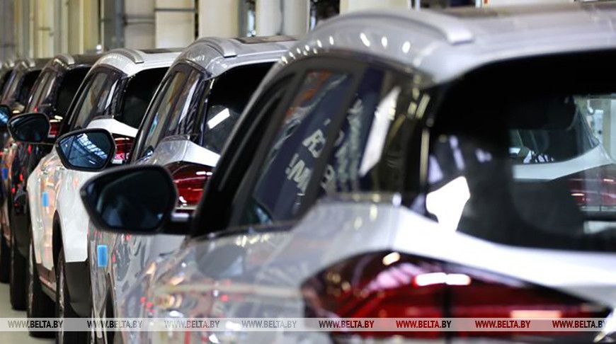 БЕЛДЖИ планирует наращивать производство автомобилей и расширять экспортные поставки На заводе проведена масштабная модернизация сообщил главный технолог Сергей Традчик На производстве внедрены 48 роботехнических комплексов Обновления коснулись прежде всего цехов сварки и окраски кузовов Установлено дополнительное оборудование увеличена доля автоматизации Благодаря полной автоматизации ручных операций по нанесению лакокрасочного покрытия и мастик на кузов исключен человеческий фактор Всего в прошлом году произведено более 91 тыс автомобилей в этом году планируется превзойти этот рубеж Большинство продукции порядка 80 экспортируется в Российскую Федерацию radiomirby