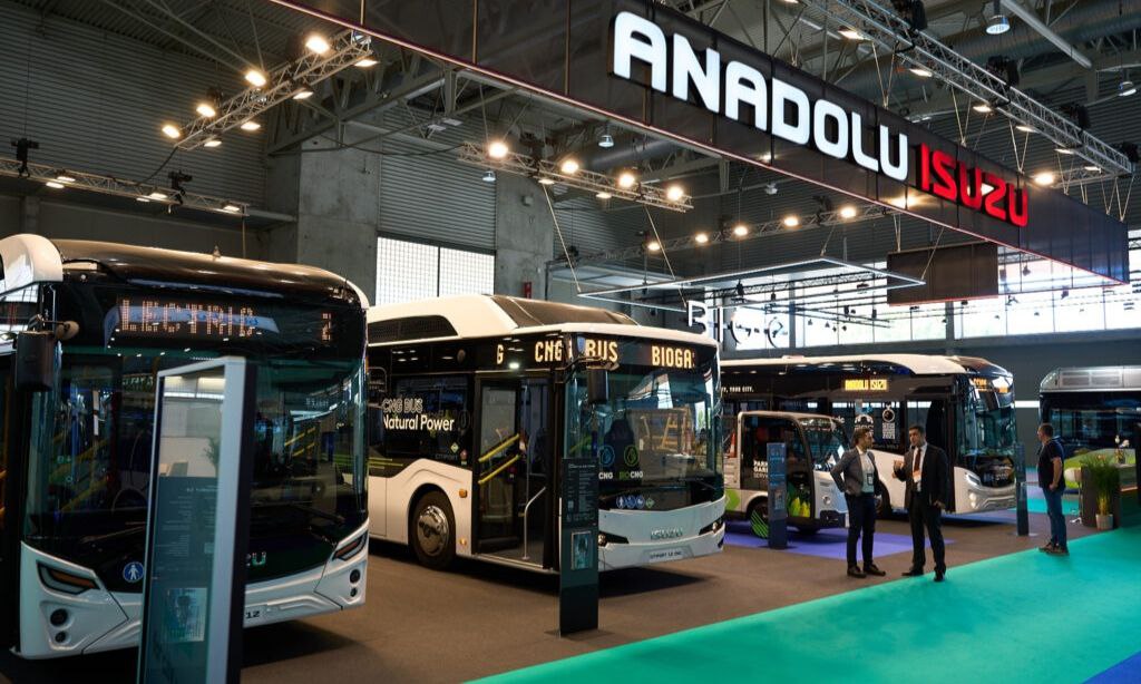 Anadolu Isuzu приватизировала автозавод SamAuto в Узбекистане за 80 млн Турецкая компания Anadolu Isuzu выкупила 75 2 госдоли в уставном капитале Самаркандского автомобильного завода SamAuto сообщило Агентство по управлению госактивами Узбекистана Сумма сделки 80 млн Еще 80 млн инвестор обязался вложить в развитие автосборочного предприятия организовать производство автобусов и электробусов большой вместимости создать лицензированные сервисные центры в столице и регионах Узбекистана Предположительные сроки реализации проекта узбекские власти не озвучили Турецкая компания планирует поставлять автобусы не только на внутренний рынок Узбекистана но наладить их экспорт в страны Центральной Азии Южного Кавказа Ближнего Востока и Африки ℹ Anadolu Isuzu Automotive Industry Trading производитель малотоннажных грузовиков и автобусов по лицензии японской компании Isuzu Входит в состав турецкого конгломерата Anadolu Group Ранее LogiStan писал о том что за девять месяцев 2025 года автосборочные предприятия в Узбекистане выпустили 326 3 тысячи легковых машин Это на 28 6 тысячи автомобилей или на 9 6 больше чем годом ранее Logistan info Логистика Экономика