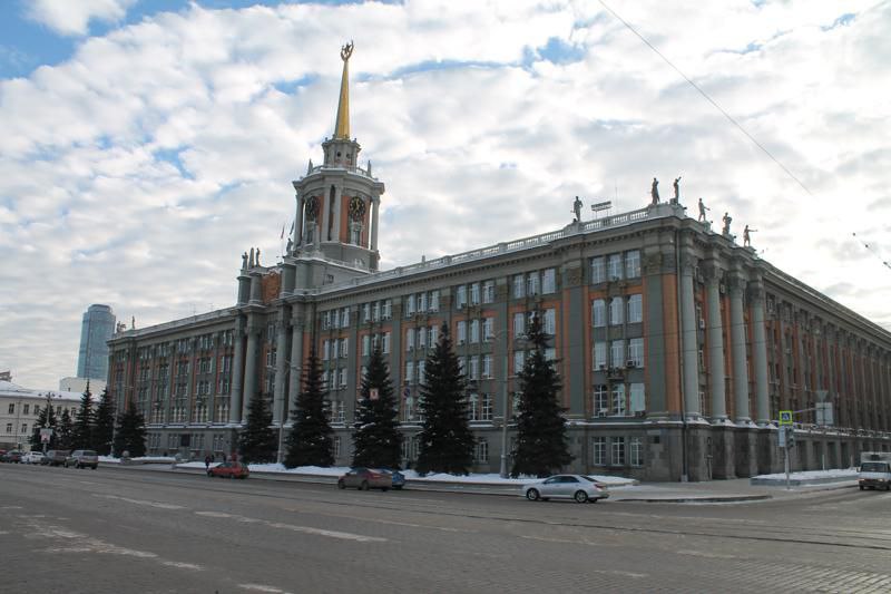 Группа депутатов пытается саботировать учреждение ставки еще одного первого заместителя мэра в Екатеринбурге Об этом ЕАН сообщил осведомленный источник По его словам на одной из комиссий в повестке стоял вопрос о появлении ставки но на собрании депутатов не смогли собрать кворум У ряда депутатов есть сомнения в необходимости второго первого заместителя заявил ЕАН источник Напомним что на должность эту претендует вице мэр города Рустам Галямов Сейчас в администрации только один первый заместитель Игорь Сутягин Подробнее читайте на сайте ЕАН EanNews