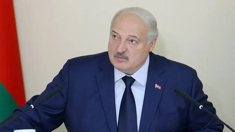 Лукашенко объяснил нехватку картошки в Беларуси внутриполитическими причинами В Беларуси дефицит картофеля возник вследствие преднамеренных действий, связанных с внутренней политикой. Об этом заявил президент страны Александр Лукашенко на совещании по развитию национального кинематографа в «Беларусьфильме», передает телеграм-канал «Пул первого». По словам белорусского лидера, картошки в республике было достаточно, но ее «придерживали» для демонстрации того, что глава государства якобы вмешался в ценообразование. Однако, когда сотрудник Комитета госконтроля в рамках проверки пришел к некоторым деятелям «с наручниками и положил их на стол — она появилась» : Пресс-служба президента Республики Беларусь