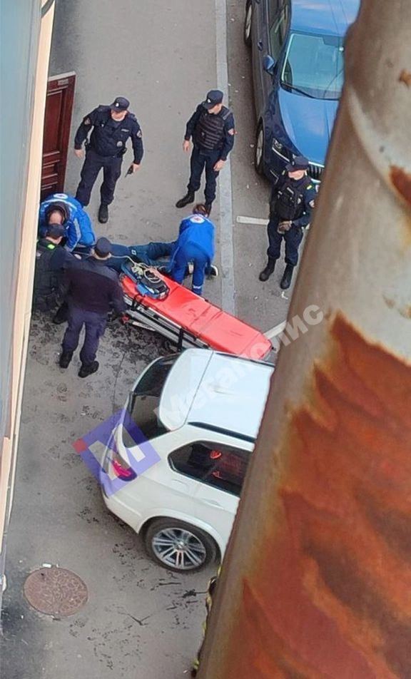 Мужчина погиб вчера в доме 93 на 14-й линии около 20:30 при странных обстоятельствах. Местные жители в 20:38 заявили в полицию о том, что в парадной на первом этаже произошел прорыв трубы ГВС, и лежит человек. На место происшествия приехали полиция, МЧС и бригада скорой помощи. Из парадной вынесли труп. "Я Васильевский"