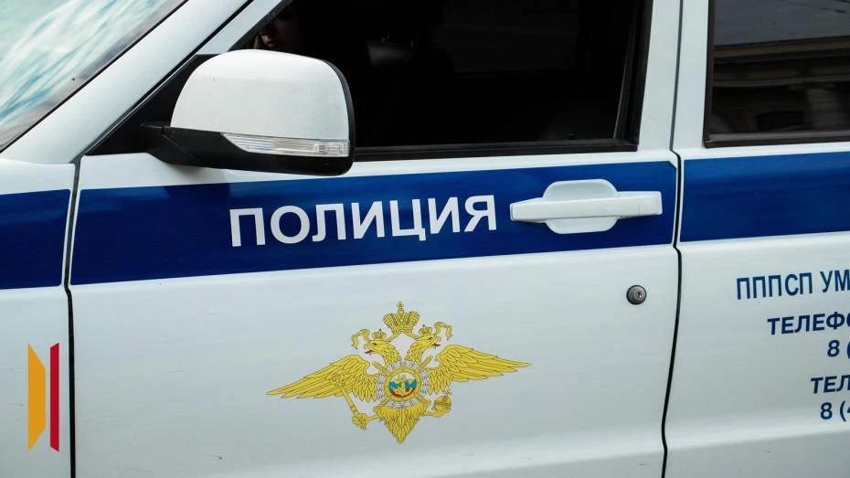 В Воронеже шестеро мужчин похитили детей и вымогали у них деньги Похищение произошло вечером 19 декабря прошлого года Шестеро мужчин похитили несовершеннолетних у ТЦ Воронежский рынок и вывезли их к загородному клубу Адмирал Там злоумышленники удерживали похищенных угрожая им и применяя насилие после чего обналичили принадлежавшие несовершеннолетним деньги Детям был причинен физический вред а также нанесен материальный ущерб на сумму 30 тыс и 150 тыс рублей соответственно Фигурантам грозит до 12 лет лишения свободы Мы в Мах