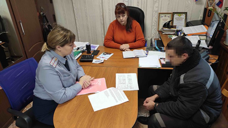 Осужденному из суражской колонии поселения помогли с трудоустройством   guberniya tv obshhestvo 324149 Он посетил ГКУ Центр занятости населения Мглинского района Брянской области Работники ознакомили мужчину с возможностью профессиональной ориентации ƃℾ подписаться прислать новость