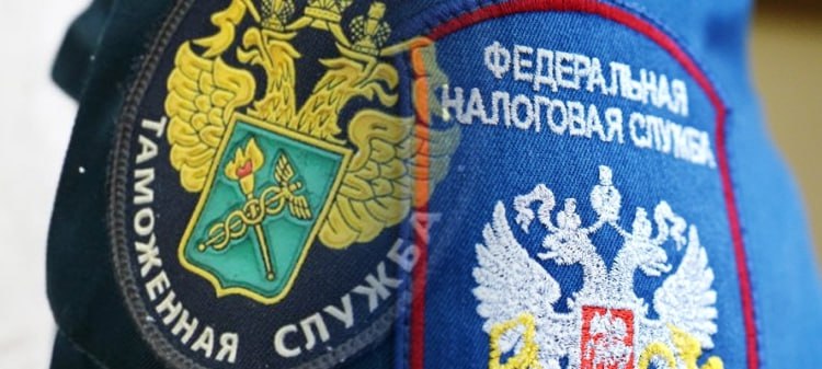 ФТС хочет получать данные о деятельности участников ВЭД у налоговой службы  Федеральная таможенная служба планирует расширить доступ к данным ФНС для усиления контроля за участниками внешнеэкономической деятельности. В прошлом году совместные проверки ФТС и ФНС позволили взыскать 12 млрд рублей.  ФТС заинтересована в получении данных о ценах на импортные товары на внутреннем рынке, а также информации об уплате налогов. Это позволит службе отслеживать расхождения между таможенной стоимостью товаров и их реальной ценой. Например, агентский НДС или дивиденды, отраженные в налоговой отчетности, могут быть включены в таможенную стоимость и обложены дополнительными платежами.  В 2024 году ФТС значительно увеличила результативность контроля. По итогам проверок после выпуска товаров выявлены нарушения на сумму 56,4 млрд рублей, что на 58% больше, чем в 2023 году. Совместные мероприятия ФТС и ФНС позволили взыскать 12 млрд рублей из начисленных 14 млрд.  Подробнее...   #ФТС #ФНС #ВЭД #информация #обмен