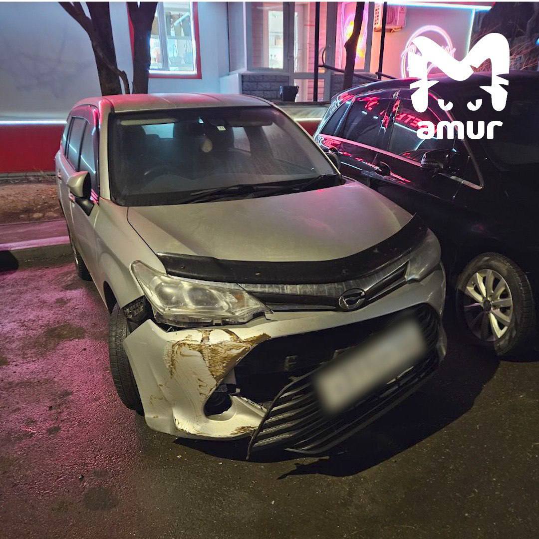 Водитель переехал пассажиров во Владивостоке из за драки Лихач на Toyota Aqua 25 летний мигрант Он подвозил знакомых на Сахалинскую но на месте мужчины поругались Шофёр получил травмы и решил отомстить приятелям Помимо прочего повредил чужую машину она на фото Сейчас он задержан Возбуждено уголовное дело о хулиганстве   Подписывайся на Amur Mash