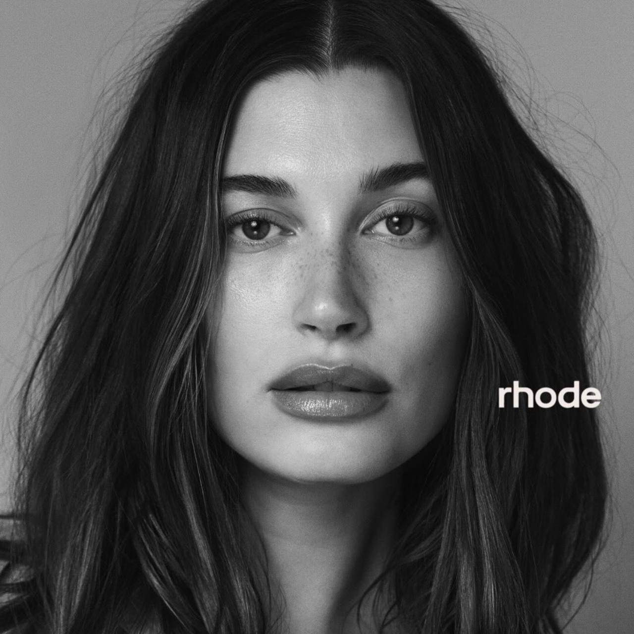 Хейли продала rhode бренду e.l.f за 1 миллиард долларов! При этом сама остается креативным директором и руководителем по инновациям rhode. Что она сама пишет об этом: Когда я запускала rhode в 2022 году, у меня были большие мечты о будущем бренда. Но главное для меня — это продолжать расширять присутствие rhode, делая его доступным в новых странах, для новых людей, в разных уголках мира. И сегодня я безмерно рада и горжусь тем, что мы объявляем о партнёрстве с e.l.f. Beauty — это следующий важный шаг в развитии rhode. Я нашла единомышленников: инновационную, смелую компанию с амбициозным взглядом на индустрию, которая, как и я, верит в силу идей и перемен. Это партнёрство поможет нам двигаться вперёд и развивать бренд ещё масштабнее. Я ощущаю прилив энергии и энтузиазма, как никогда раньше, и готова взять на себя ещё большую ответственность в роли креативного директора, руководителя по инновациям rhode и стратегического советника e.l.f. Beauty. Огромная благодарность всей невероятной команде rhode за то, что мы построили вместе за эти годы — без вас это было бы невозможно. И, конечно, нашему преданному rhode-сообществу — спасибо вам за поддержку и за то, что вы с нами. Уверена, что следующая глава будет ещё более невероятной! Как я уже говорила, это только начало! Надеюсь, бренд ждут изменения только к лучшему. Будем следить! Что думаете?