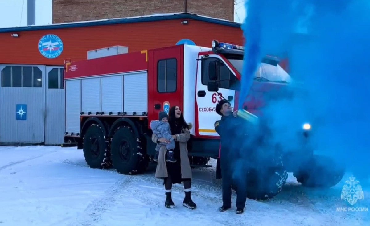 В пожарной части села Сухобузимское прошло гендер-пати  Уже несколько лет как в нашу страну пришла мода узнавать пол будущего ребёнка необычными способами. Молодые родители устраивают гендер-пати, на которых разрезают цветной торт или прокалывают шар с голубым или розовым конфетти.  А в селе Сухобузимское Николай Брюханов и его супруга Кристина решили узнать пол будущего малыша прямо в пожарной части. Всё дело в том, что глава семьи работает пожарным, поэтому был выбран такой необычный способ.  Пол малыша они узнали при помощи золотого огнетушителя. В итоге из устройства повалил синий дым, который раскрыл секрет - пара ждёт мальчика.  Скриншот: видео МЧС по Красноярскому краю