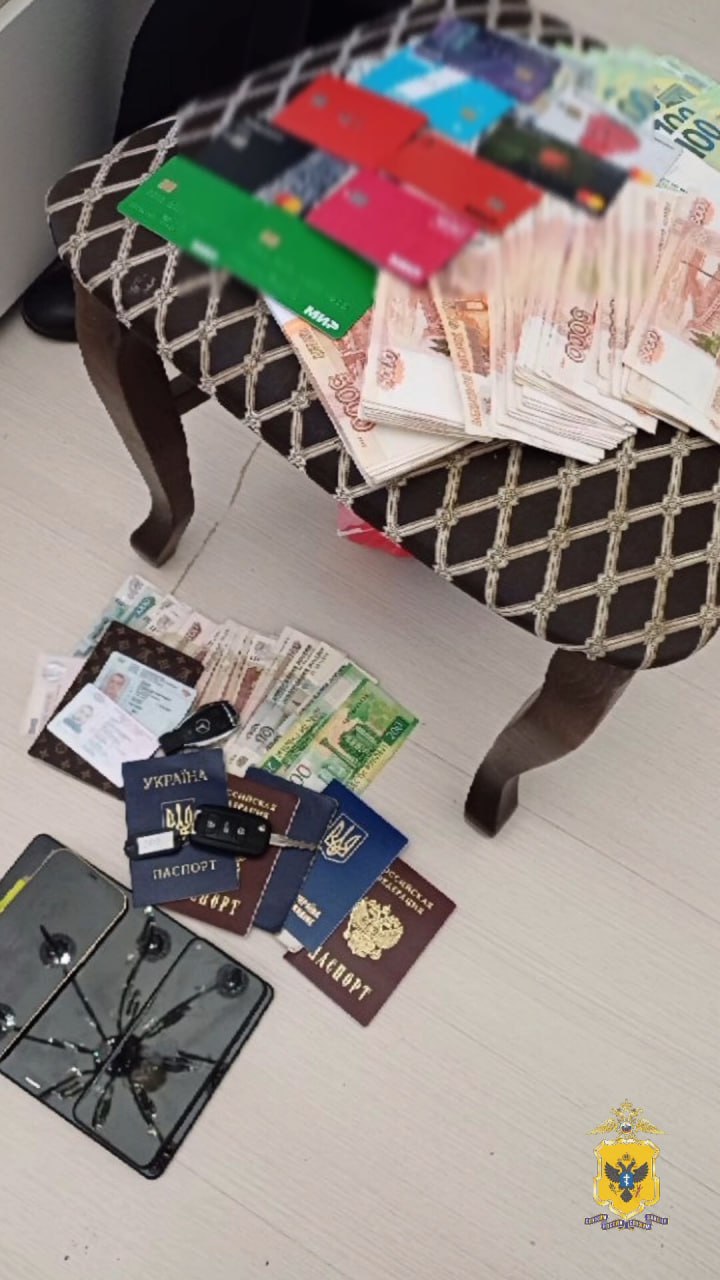 В Херсонской области направлено в суд уголовное дело, возбужденное в отношении участников международной организованной группы интернет-мошенников Следователем следственной части Главного следственного управления ГУ МВД России по Херсонской области завершено расследование уголовного дела в отношении двоих граждан, совершивших ряд преступлений, предусмотренных ч. 4 ст. 159 УК РФ «Мошенничество, то есть хищение чужого имущества путем обмана, совершенное с причинением значительного ущерба гражданину, организованной группой». Следствием установлено, что в период с июня по август 2024 года 31-летний мужчина, имеющий гражданства Украины и России, 30-летний и 39-летний граждане Украины размещали в мессенджере объявления о продаже различных товаров: бытовой техники, холодильного оборудования, авто- и мотозапчастей, мебели, стройматериалов и т.д. Потерпевшие переводили оплату на реквизиты банковских карт, которые им отправляли фигуранты. После этого авторы объявлений удаляли переписку и блокировали потерпевших. В результате проведения масштабного комплекса оперативно-розыскных мероприятий сотрудники Управления уголовного розыска ГУ МВД России по Херсонской области установили личности подозреваемых. 31-летний организатор группы руководил преступной деятельностью из-за границы. Для задержания одного из фигурантов оперативники выезжали в Краснодарский край. Второй злоумышленник был задержан в Каховском округе Херсонской области. В ходе расследования установлено 24 эпизода преступной деятельности, совершенных в отношении жителей Херсонской и Запорожской областей. Сумма ущерба составила свыше 650 тысяч рублей. В ходе обысков у двоих фигурантов изъяты более полутора миллионов рублей, а также иностранная валюта и драгоценный металл на сумму, эквивалентную свыше одного миллиона рублей. По ходатайству следствия одному из фигурантов была избрана мера пресечения в виде заключения под стражу, второму – в виде подписки о невыезде и надлежащем поведении. После сбора необходимых доказательств уголовное дело с утвержденным прокурором обвинительным заключением направлено в Скадовский районный суд Херсонской области для рассмотрения. Уголовное дело в отношении организатора группы выделено в отдельное производство, он объявлен его розыск, принимаются меры к его задержанию.