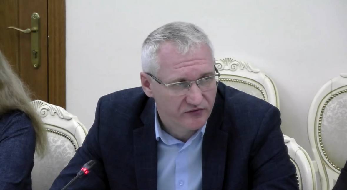 1  2  3  Вернувшиеся из Украины жители Курской области     Двое человек госпитализированы в связи с телесными повреждениями, которые они получили в результате действий ВСУ.    Троих сразу забрали домой родственники.    8 человек размещены в ПВР. Они обеспечены всем необходимым.    Остальные жители находятся в объектах социального обеспечения.     Проводится работа по восстановлению документов граждан, сообщил врио председателя комитета региональной безопасности Олег Горячев.    Напомним, 23 мая Минобороны РФ сообщило, что из украинского плена вернулись 270 военных и 120 гражданских лиц. В их числе захваченные ВСУ мирные жители Курской области. Долгожданное возвращение и первая за 9 месяцев встреча с родными — в сюжете Марии Макеевой.    «Вести.Курск». Только проверенная информация.