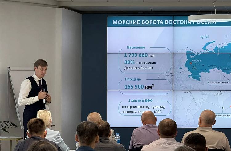 Инвестиции на душу населения выросли в три раза в Приморском крае В Приморье за последние шесть лет объём инвестиций в основной капитал на душу населения увеличился с 68 тысяч до 223 тысяч рублей Это один из самых высоких показателей на Дальнем Востоке Общий объём инвестиций в экономику региона в 2025 году составил 425 млрд рублей Средства направляются в ключевые отрасли транспорт 25 электроэнергетику 17 и обрабатывающую промышленность 16 Об этих и других результатах рассказал министр экономического развития края Андрей Блохин на лекции для участников образовательной программы Герои Приморья   За последние годы мы также увеличили ввод жилья в 2 4 раза Это рекордный рост который наглядно демонстрирует и доверие инвесторов и реальное повышение качества жизни приморцев отметил Блохин