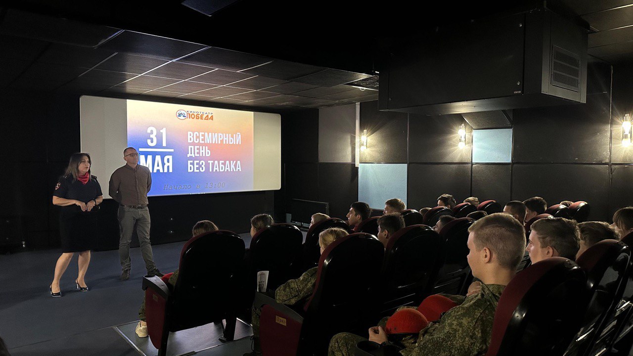 В преддверии Всемирного дня без табака в Курганинске сотрудники полиции совместно с представителями Общественного совета провели профилактическую лекцию для студентов. Основной темой встречи стало предупреждение наркомании. Инспектор по делам несовершеннолетних Юлия Фоменко рассказала о современных способах вовлечения молодежи в преступную деятельность через интернет. Она разъяснила понятия «незаконный сбыт», «незаконное хранение», «незаконная перевозка» наркотиков и напомнила об ответственности за эти преступления. Медицинский психолог Юлия Макаусова подробно рассказала о вреде употребления запрещенных веществ, риске развития наркотической зависимости и негативном влиянии наркотиков на организм и личность человека. Председатель Общественного совета при ОМВД России по Курганинскому району Андрей Корчагин обратил внимание подростков на важность организации полезного досуга и рассказал о положительном влиянии антинаркотических проектов на молодежь. ГЛАВНЫЕ НОВОСТИ