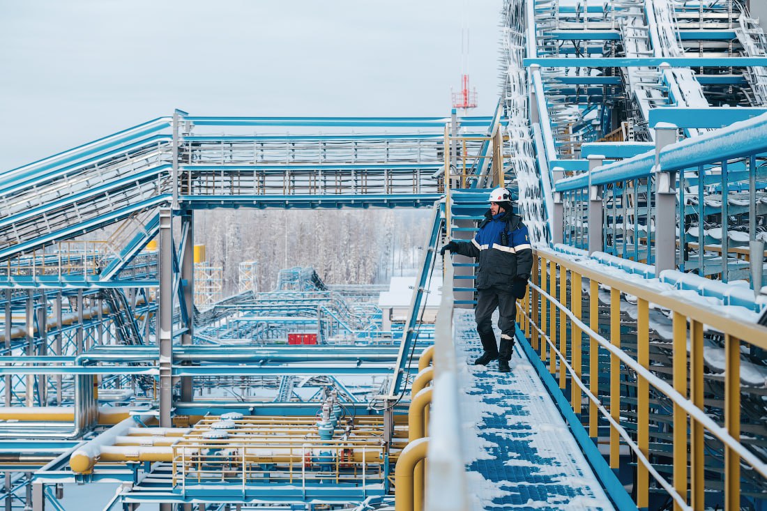 16 октября Газпром зафиксировал новый исторический рекорд суточных поставок газа в Китай по Силе Сибири Поставленный объем превысил контрактные обязательства Газпрома Это четвертый рекорд с момента выхода поставок по газопроводу Сила Сибири на максимальный контрактный уровень 1 декабря 2024 года Поставки российского газа идут в рамках долгосрочного Договора купли продажи газа между Газпромом и CNPC Газпром в MAX