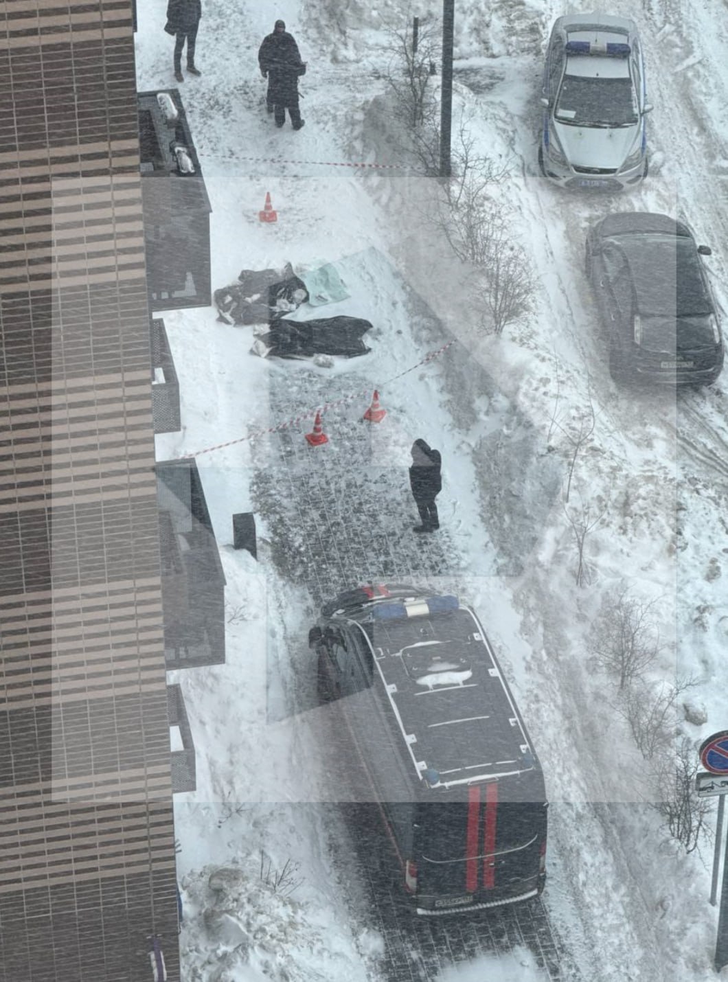 Мужчина и женщина выпали из окна многоэтажки в Новой Москве Предварительно они являются мужем и женой сообщил источник РЕН ТВ Их тела обнаружили возле подъезда Инцидент произошел в ЖК в районе Коммунарка Детали уточняются РЕН ТВ ждет вас в MAX