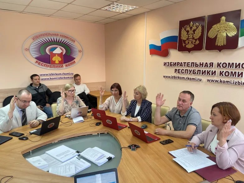 Кроме Гольдштейна документы подали ещё 10 кандидатов: 1 Татьяна Саладина - СРПЗП; 2 Наталья Гойман - самовыдвиженец; 3 Олег Михайлов - КПРФ; 4 Артём Синявский - "Российская партия свободы и справедливости"; 5 Сергей Каргинов - ЛДПР; 6 Александр Касьяненко - "Коммунисты России"; 7 Илья Попов - самовыдвиженец; 8 Степан Соловьев - "Зеленая альтернатива". 9 Владимир Горбунов - «Родина»; Светлана Сергеевна Игнатова - самовыдвиженец. Единственным кандидатом не сдавшим муниципальные подписи оказалась Татьяна Кузнецова, также самовыдвиженец. Основные вопросы возникли по Михайлову. Он собрал 169 подписей - ровно столько сколько необходимо для прохождения фильтра. И если хоть одна из них окажется забракованной, поддельной или продублированной, то коммуниста не допустят до выборов. В сравнении с 2020 годом позиции лидера КПРФ Коми значительно ухудшились, тогда ему удалось набрать на 16 подписей больше. В том году избирком нашёл 17 дубликатов и Михайлова не допустили до выборов. Коллеги из KL сообщают что в этом году подлинных подписей оказалось всего 125.