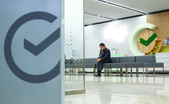 Сбер с 16 февраля снижает ставку рефинансирования кредитов до 18 9 вслед за решением ЦБ по ключевой ставке 15 5 SBER Банк информирует клиентов заранее одним из первых чтобы заемщики успели пересмотреть условия по текущим кредитам и зафиксировать выгоду При этом доходность по вкладам Сбер сохраняет на прежнем уровне 15 годовых jkinvest news jkinvest