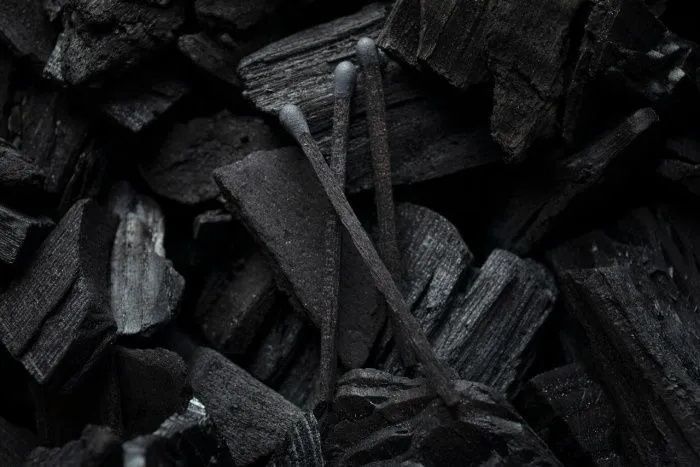 Угледобывающие предприятия Ростовской области смогут воспользоваться дополнительными мера поддержки. Об этом заявил врио губернатора Дона Юрий Слюсарь. В своем Telegram-канале он сообщил, что в этом секторе экономике возникли трудности из-за неблагоприятной рыночной конъюнктурой – это и высокие ставки по кредитам, и снижение цен на уголь, а также повышение расходов на логистику и страховые услуги. В этой ситуации власти окажут помощь донским угольщикам. «Чтобы переломить сложившуюся ситуацию, на федеральном уровне были приняты новые меры поддержки — отсрочка по налогу, адресные субсидии, помощь в реструктуризации кредитных задолженностей и другие. Поручил областному минпрому помочь нашим угольщикам максимально оперативно оформить документы, чтобы получить всю необходимую поддержку от государства», — написал Юрий Слюсарь. Подписаться на «Эксперт Юг»