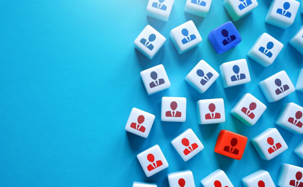 Гражданам РФ хотят дать приоритетное право на трудоустройство Разработаны поправки в ТК в соответствии с которыми работодатели будут обязаны в первую очередь нанимать на работу граждан РФ а только потом иностранцев Так в ст 327 1 ТК предлагается прописать что при наличии в числе соискателей иностранных граждан или лиц без гражданства при прочих равных условиях приоритет в приеме на работу имеют граждане РФ Соответствующий законопроект внесен на рассмотрение в Госдуму ℹ Источник Законопроект 1150864 8 Больше новостей на сайте Главной книги