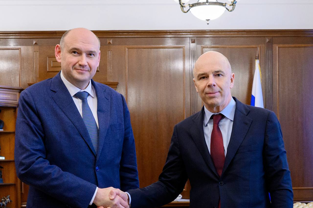Врио губернатора Оренбуржья говорил с министром финансов Антоном Силуановым о возмещении регионального бюджета #Про_Экономику Состоялась встреча главы федерального Минфина и врио губернатора Оренбургской области Евгения Солнцева. В итоге местный бюджет получит федеральную поддержку. Как сообщил Солнцев в своем тг-канале, обсуждались ключевые вопросы бюджетной политики нашего региона. Основная тема — возмещение региональной казне расходов, понесенных на выплату единовременной материальной помощи и компенсацию утраты имущества и жилья жителям области, пострадавшим от паводка-2024. В итоге Силуанов поддержал эту инициативы. По словам врио губернатора, возвращённые финансы станут ресурсом для дальнейшего развития социальной сферы и экономики Оренбуржья.