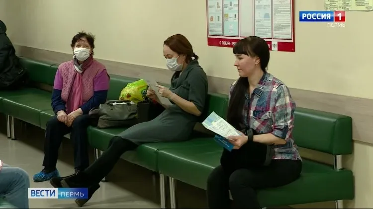 В Прикамье выросла заболеваемость ОРВИ   vesti perm ru publications b2c05b0d 1ce6 4080 8634 60104d571cc2 За первую неделю апреля динамика заболеваемости ОРВИ и гриппом в Прикамье продемонстрировала рост сообщают в Роспотребнадзоре К врачам обратились более 12 000 человек это на 7 больше чем за предыдущий аналогичный период при этом вирусы гриппа это единичный случаи он почти совсем ушёл из региона Возбудителями болезней выступают риновирусы аденовирусы метапневмовирусы и сезонные коронавирусы Специалисты связывают рост заболеваемости с перепадами температуры и влажности и сезонным ослаблением иммунитета Вести Пермь в MAX   max ru vestipermtv