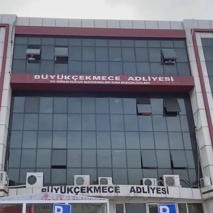 Турецкий следователь сбежал в Великобританию предварительно похитив вещдоки из золота и серебра Установлено что сотрудник который похитил 25 килограммов золота и 50 килограммов серебра из ячейки следственного управления Большекечмеческой прокуратуры совершил кражу утром 13 ноября незадолго до начала рабочего дня Установлено что сотрудник находившийся на службе в течение 4 лет загрузил драгоценности в покупательный автомобиль и вышел наружу с черным пакетом Выяснилось что подозреваемый получил визу в Великобританию в марте недавно использовал отпуск сказав что у него проблемы с семьей и уехал из страны продав все свое имущество Также выяснилось что сотрудник бежавший шесть дней спустя после кражи сказал своим близким Пусть Аллах превратит ваш рынок в субботу я продал золото Мустафа Кадир Меркан