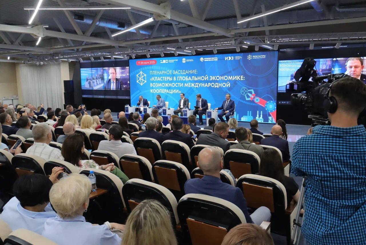 В Омской области запущена цифровая платформа для развития промышленного партнерства В рамках международного форума «Кооперация без границ» дан старт уникальному для Омской области проекту – цифровой кооперационной платформе, призванной стать ключевым инструментом развития промышленного партнерства и поддержки малого и среднего бизнеса в регионе. Инициатором создания платформы выступило Правительство Омской области при активном участии Министерства экономического развития, Министерства промышленности и торговли, Фонда развития промышленности, Фонда поддержки предпринимательства, а также ведущих предприятий и промышленных кластеров региона. Платформа нацелена на формирование единого цифрового пространства для эффективного взаимодействия бизнеса, существенное упрощение процессов поиска партнеров, поставщиков и подрядчиков, а также активное содействие в развитии партнерских связей между крупными промышленными предприятиями и субъектами малого и среднего предпринимательства. «Запуск этой платформы – важный шаг в развитии экономики Омской области. Мы создаем удобный и эффективный инструмент для взаимодействия предприятий, который позволит им находить новых партнеров, расширять рынки сбыта и реализовывать совместные проекты. Это, безусловно, придаст импульс развитию промышленного партнерства и повысит конкурентоспособность регионального бизнеса», – отметил заместитель Председателя Правительства Омской области Андрей Шпиленко.