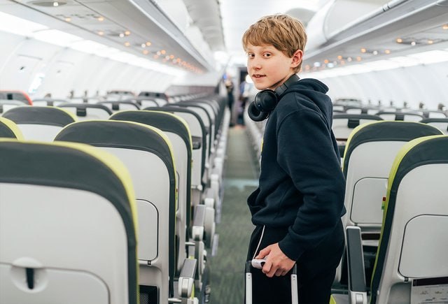 Скидка в размере 50% на покупку авиабилетов детям следует продлить до 14 лет —зампредседатель комитета по защите семьи, вопросам отцовства, материнства и детства Татьяна Буцкая Установление возрастной границы на уровне 12 лет вызывает вопросы у всех, кто имеет отношение к российскому законодательству. Авиакомпании объясняют это отсылкой к международным нормам, согласно которым детский билет покупается до достижения ребенком 12-летнего возраста. Думаю, будет целесообразно поднять планку хотя бы до 14-ти, когда в России получают паспорт. Мы обязательно займемся рассмотрением этого вопроса в Госдуме.