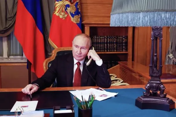 Владимир Путин провёл телефонный разговор с президентом Ирана Политики обсудили развитие ситуации на Ближнем Востоке сообщили в Кремле В беседе со своим российским коллегой Масуд Пезешкиан дал оценку состоявшихся ирано американских переговоров Он также выразил признательность за принципиальную российскую позицию в том числе на международных площадках направленную на деэскалацию ситуации Кроме того Масуд Пезешкиан поблагодарил за оказанную Россией иранскому народу гуманитарную помощь Подписаться на Говорит Москва Telegram VK MAX